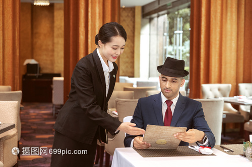 跨文化交流中的貼心服務 餐廳服務員如何為外國客人提供菜單