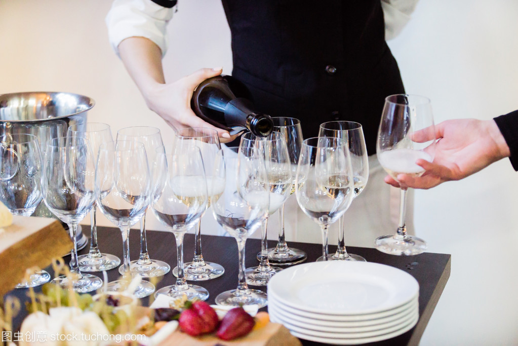 餐飲服務員 餐飲服務中的關鍵角色與專業要求